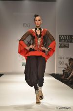 Model walk the ramp for Malini Ramani Show at Wills Lifestyle India Fashion Week 2012 day 4 on 9th Oct 2012 (112).JPG